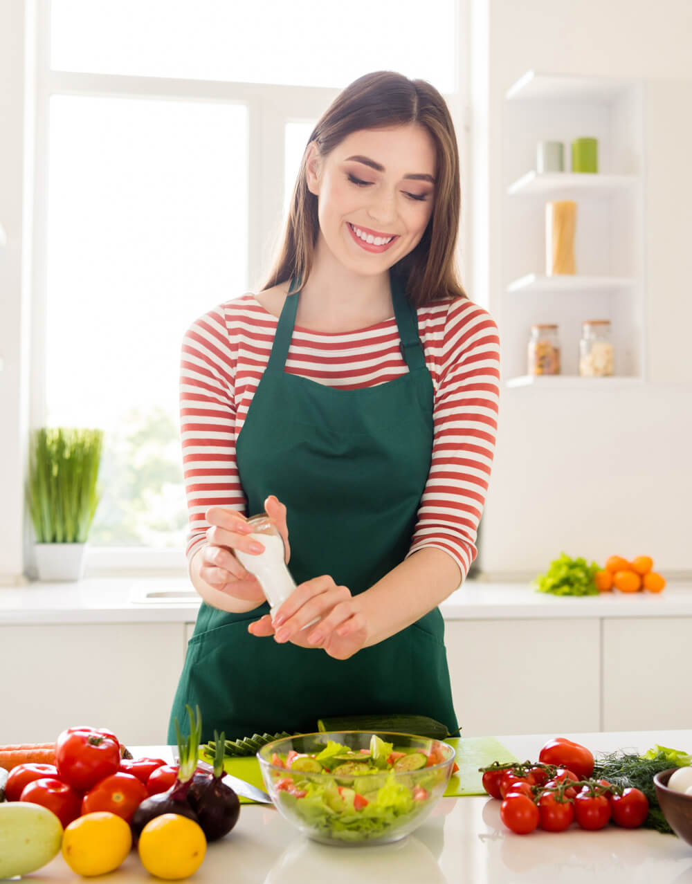Chica preparando dieta balanceada