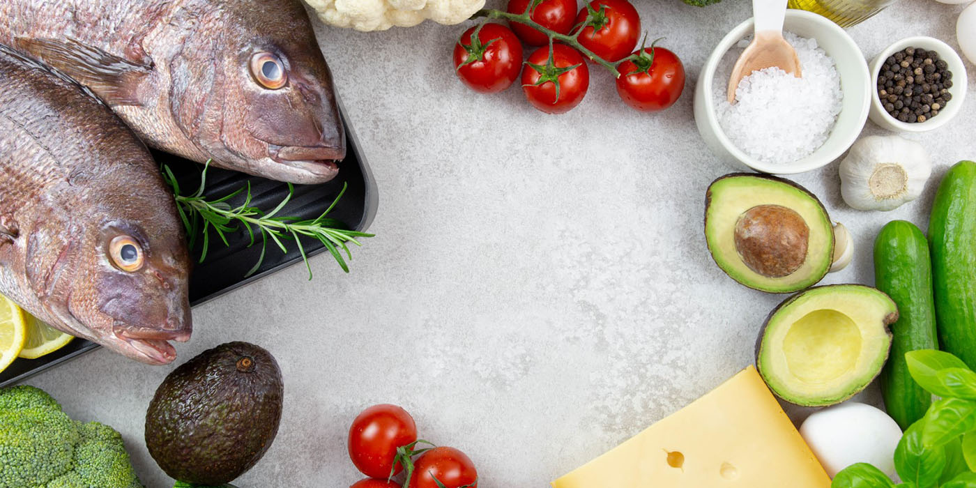 Mesa con variados alimentos saludables