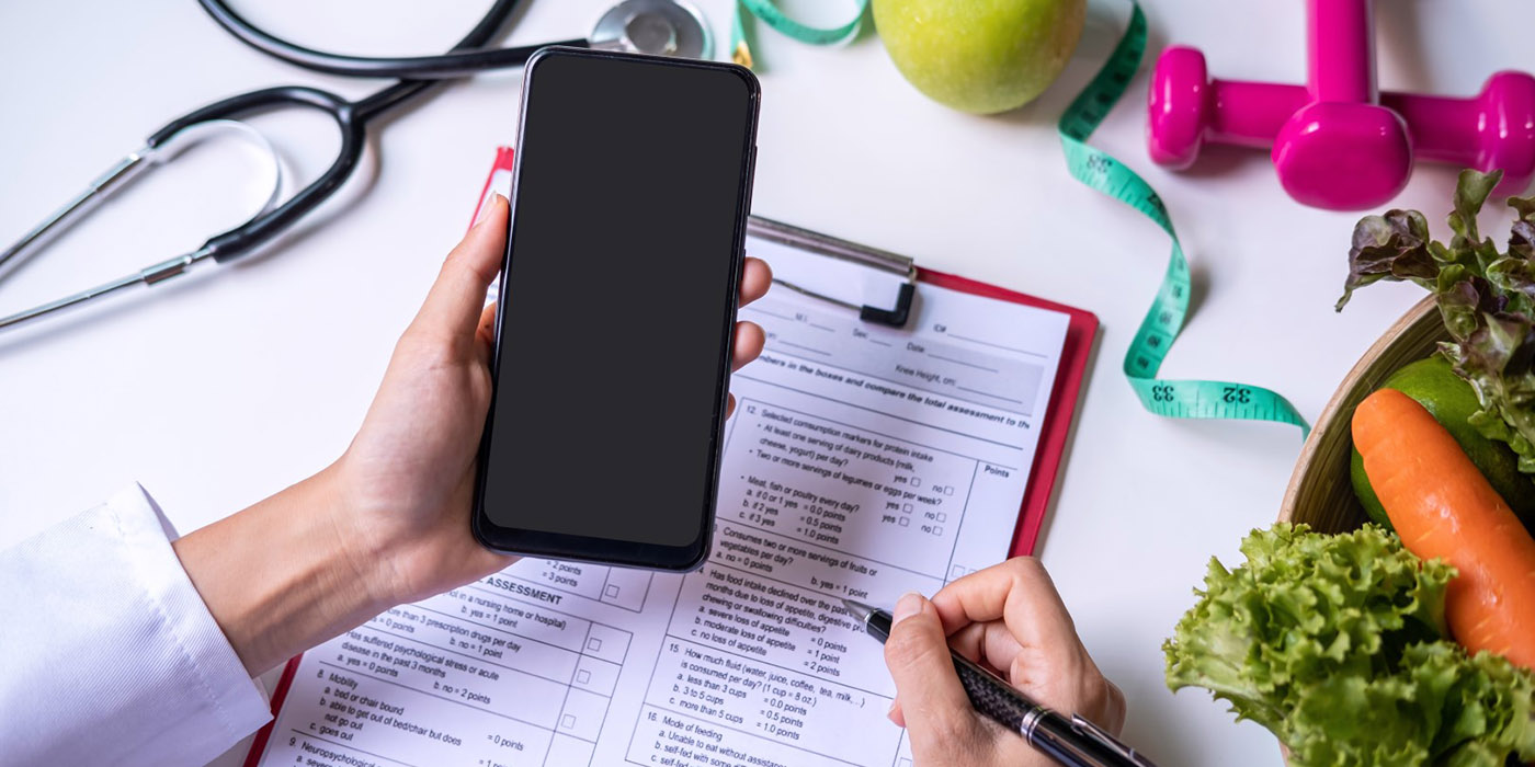 Nutricionista haciendo una evaluación
