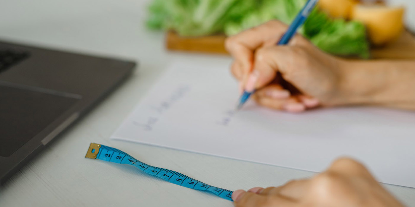 Nutricionista escribiendo un plan